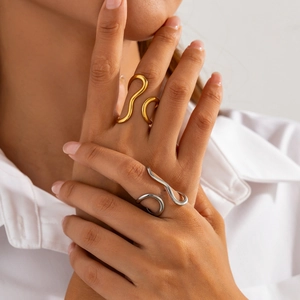Minimalistischer unregelmäßiger Wellenring in Gold und Silber mit poliertem Finish