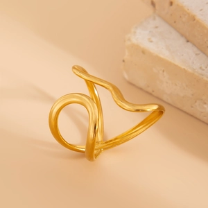Detailansicht eines goldenen Wellenrings mit unregelmäßigem Lavadesign und offener Form