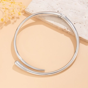 Detail eines minimalistischen silbernen Metall-Chokers mit glänzendem Spiegel-Finish und Scharnier