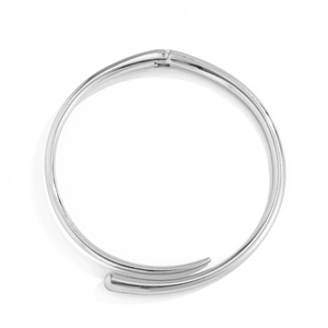 Detailansicht eines silbernen Minimalistischen Metall-Chokers mit poliertem Scharnier