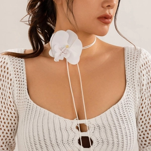 Detailaufnahme des weißen Orchideen-Chokers und des langen verstellbaren Bands am Modell