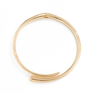 Detaillierte Draufsicht auf den goldenen Metall-Halsreif mit elegantem Scharnier-Design