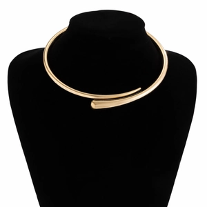 Detail eines klobigen Gold-Torque-Chokers mit überlappenden Enden auf schwarzem Halsmodell