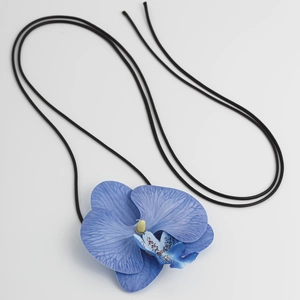 Makroaufnahme der blauen Orchidee-Halskette mit detailreichen Blütenblättern und schwarzer Kordel