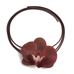 Dunkelrote Orchideen-Choker-Halskette mit mehrreihiger Kordel und künstlerischem Design