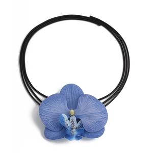 Detail einer großen blauen Orchideen-Blüte am dreisträngigen schwarzen Halsband