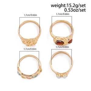 Detailansicht 4er Set geometrische Ringe in Gold mit Edelstein und Flüssigmetall-Textur