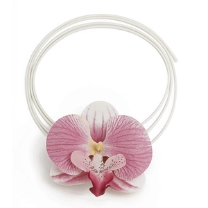 Detailansicht der rosa Orchidee und der weiß gewickelten Kordel dieses Choker-Halsbands
