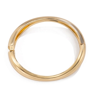 Makroaufnahme des goldenen Armreifs mit glatt polierter Oberfläche und seitlichem Scharnier