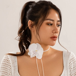 Detailansicht eines weißen Orchideen-Chokers mit langen verstellbaren Trägern am Modell