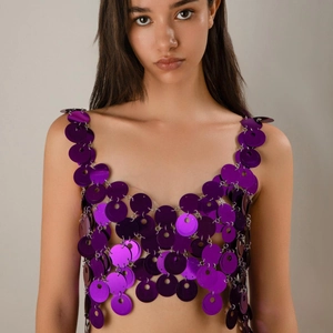 Dettaglio top con paillettes viola con dischi tondi lucidi e maglie in metallo artigianali