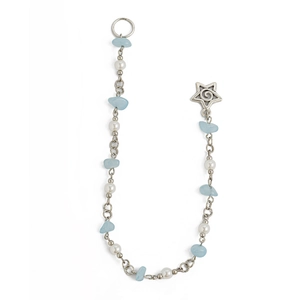 Dettaglio fascia con perline, pietre blu, perle e un ciondolo a stella in argento