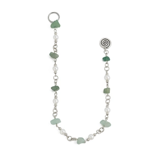 Dettaglio di pietre verdi e catena in metallo argento accessorio capelli bohémien