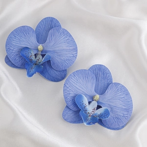 Detaillierte Makroansicht von zwei blauen Orchideen-Chokern mit zarter Stoffblattstruktur