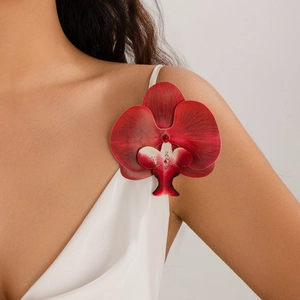 Detail eines roten Orchideen-Chokers auf der Schulter mit elegantem Seidenkleid