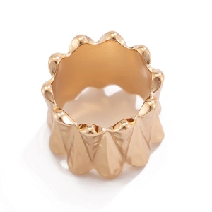 Vue détaillée d'une bague dorée aux formes irrégulières et texture métallique lisse