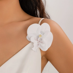 Nahaufnahme eines eleganten weißen Orchideen-Chokers mit braunen Flecken am Träger