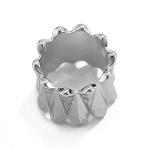 Bague argentée large au design ondulé irrégulier avec texture métallique fluide et brillante