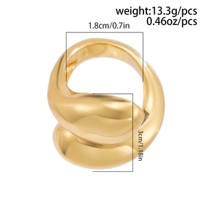 Détail d'une bague dorée épaisse montrant les dimensions de 1,8 cm de diamètre et 3 cm