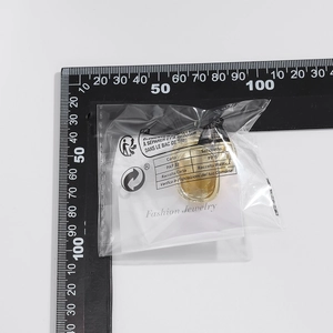 Vue détaillée de la taille d'une bague dorée lave liquide avec règle et emballage