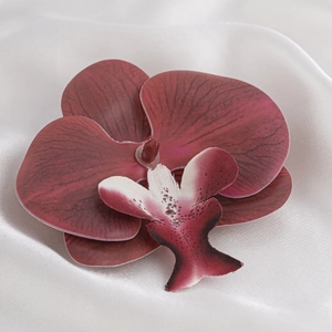 Nahaufnahme eines tief burgunderroten Orchideen-Chokers mit realistischer Textur auf Seide