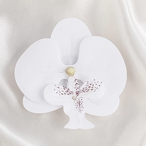 Detail der weißen Orchideen-Choker-Blume mit lila Flecken auf elegantem Seidenstoff