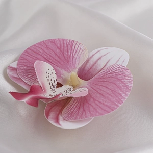 Detailansicht der rosa Orchideen-Halskette mit realistischen Texturen auf Seidenhintergrund