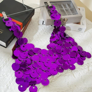 Dettaglio delle paillettes metalliche viola e degli anelli di questa catena sexy