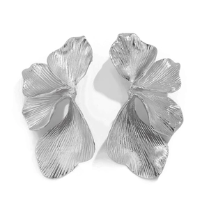 Zilveren bloemoorbellen met getextureerde bloembladen en elegant bloemdesign