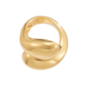 Vue macro d'une large bague dorée avec une silhouette organique et fluide polie