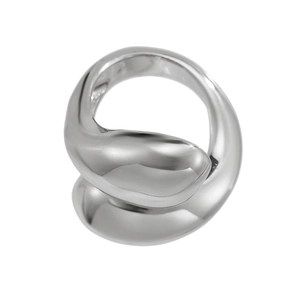 Détail macro d'une bague en métal liquide argenté aux courbes organiques fluides