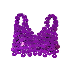 Dettaglio di paillettes metalliche viola e struttura a rete su un top bralette da festa