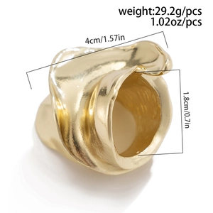 Détails de la bague lave dorée montrant une largeur de 4cm et un poids de 29,2g