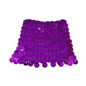 Dettaglio ravvicinato della gonna a paillettes viola con dischi metallici a catena