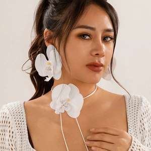 Böhmisches Set aus großem weißem Orchideen-Choker und Ohrringen für Damen im Blumendesign