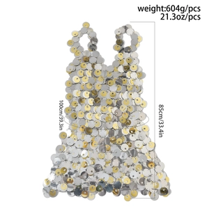 Dettaglio della catena per il corpo con paillettes metalliche argento e oro e anellini