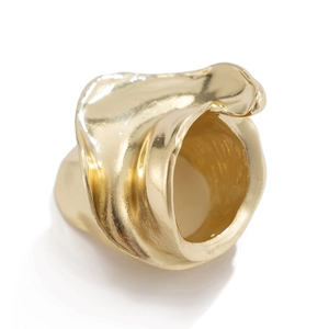 Détail macro de la bague dorée brillante aux courbes organiques irrégulières
