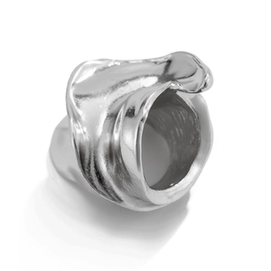 Vue macro d'une bague argentée en métal liquide avec texture organique ondulée et polie