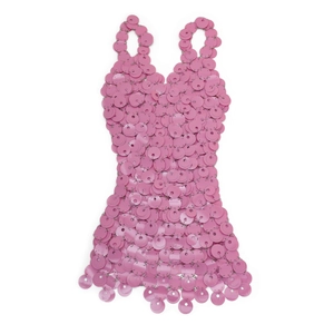 Dettaglio mini abito con paillettes rosa e maglia metallica argento stile chainmail