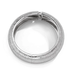 Macro-opname van zilveren armband met boomschorsstructuur en scharnierende sluiting