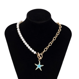Dettaglio della collana nautica con pendente a stella marina azzurra e chiusura a levetta