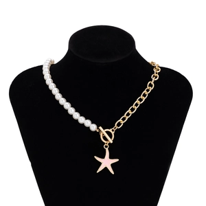 Dettaglio della collana con catena d'oro e perle con stella marina rosa e chiusura OT