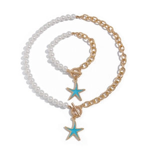 Dettaglio set gioielli stella con perle, catena dorata e chiusura OT