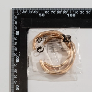 Detail van gouden lava-armbandenset met maataanduiding en transparante verpakking