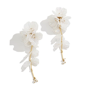 Élégantes boucles d'oreilles fleuries avec pétales irisés et glands en métal doré