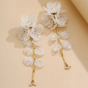 Élégantes boucles d'oreilles fleuries à pampilles avec pétales irisés et accents dorés