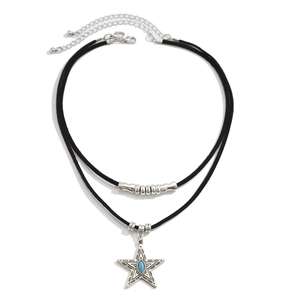 Detail van dubbellaagse choker met zwart koord, zilveren ster en blauwe imitatie turkoois