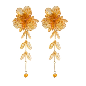 Boucles d'oreilles fleurs orange jaune avec longues franges sur fond blanc pur