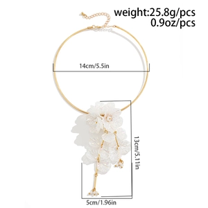 Collier ras de cou doré avec grande fleur 3D nacre et pampilles de chaînes élégantes