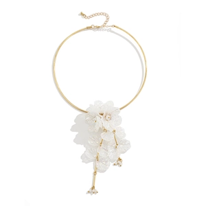 Gros plan du collier choker doré orné de pendentifs fleurs blanches irisées superposées